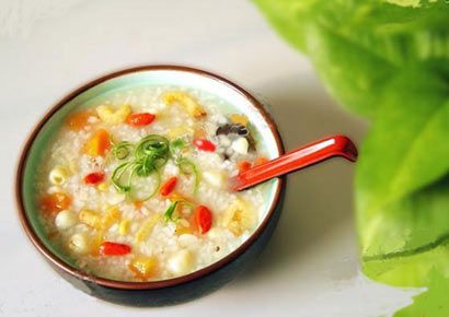 2014年1月8日农历腊月初八,是传统的腊八节,吃上一碗清香的腊八粥,也是对佛陀的纪念和缅怀。(图片来源:资料图)