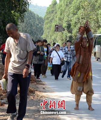 通慈禅师8年数千公里的朝山路