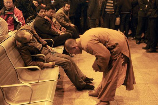 火车站&ldquo;超度僧&rdquo;引热议