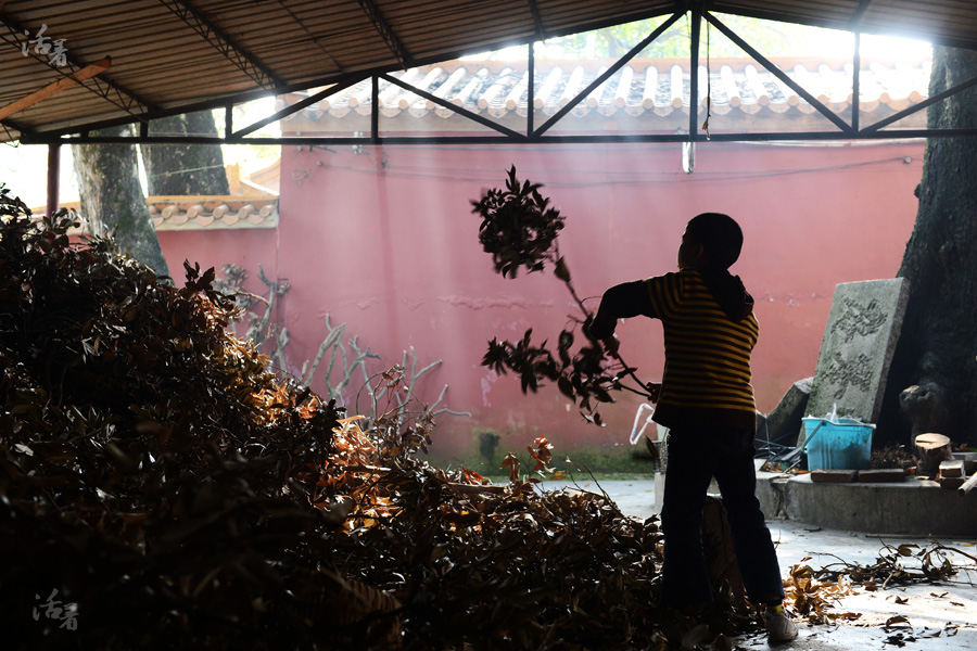 揭阳紫峰寺内，住持释耀凯带着他收养的孤儿们&mdash;&mdash;影像记录寺院里那些懂事的孤儿们14.jpg