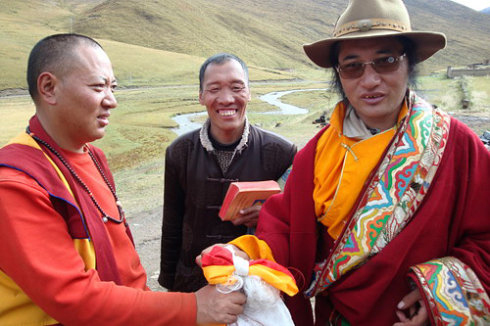 现代活济公：阿日扎普康寺的布达堪布