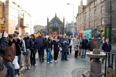 流浪狗守墓14年，为老人一饭之恩