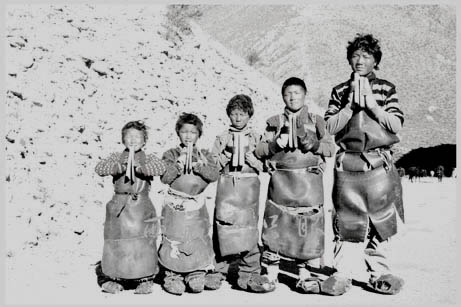 佛教故事-震撼:五个孩子徒步二千公里朝佛路