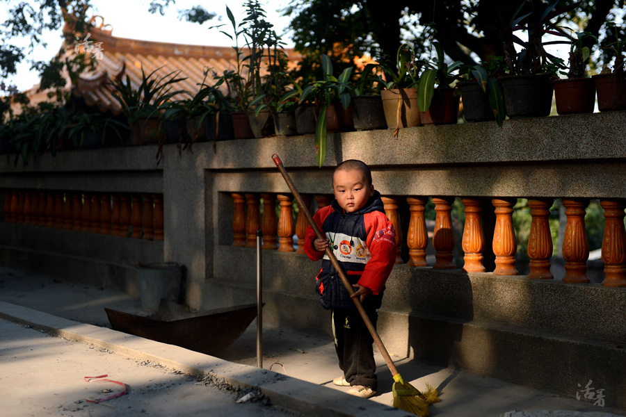 揭阳紫峰寺内，住持释耀凯带着他收养的孤儿们&mdash;&mdash;影像记录寺院里那些懂事的孤儿们15.jpg
