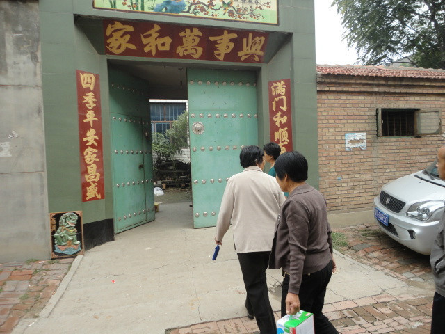 收养十三名孤残儿,王小芬的菩萨心肠