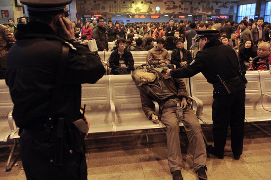 火车站&ldquo;超度僧&rdquo;引热议