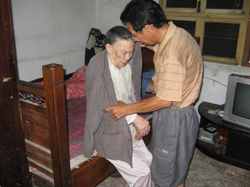 柴裕财悉心照顾年老的义母.jpg
