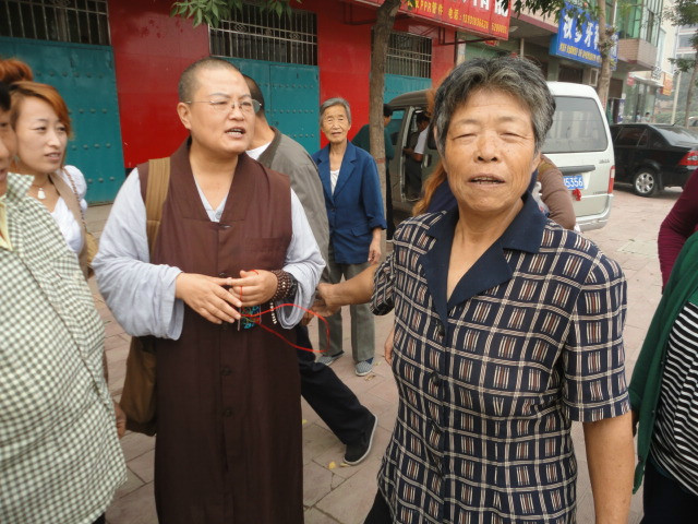 收养十三名孤残儿,王小芬的菩萨心肠