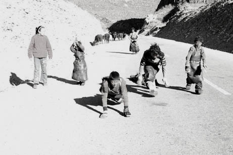 佛教故事-震撼:五个孩子徒步二千公里朝佛路