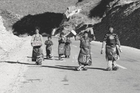 佛教故事-震撼:五个孩子徒步二千公里朝佛路