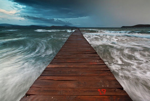 独木桥-kani polat.jpg－转世托生来讨债－佛教故事