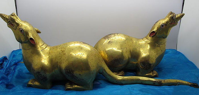 吐宝鼠作为持物有何象征意义?