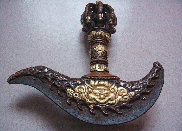 钺刀作为持物有何象征意义?