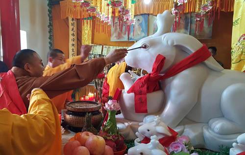 许昌白兔寺住持延极法师为白兔菩萨像开光