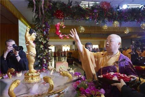 佛诞节也叫“浴佛节” 佛诞节也叫“浴佛节”